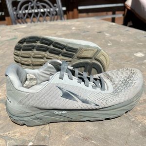 Altar Torin 4.5 plush, size 9. Excellent condition